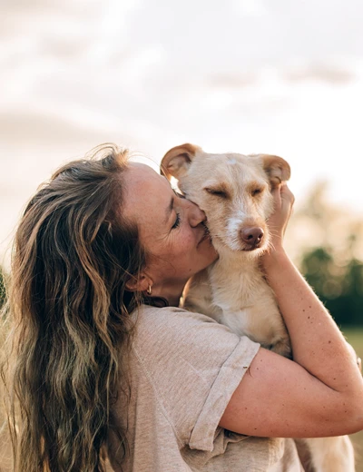 Femme faisant un câlin à son chien